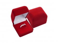 Krabička na prsten sametová červená